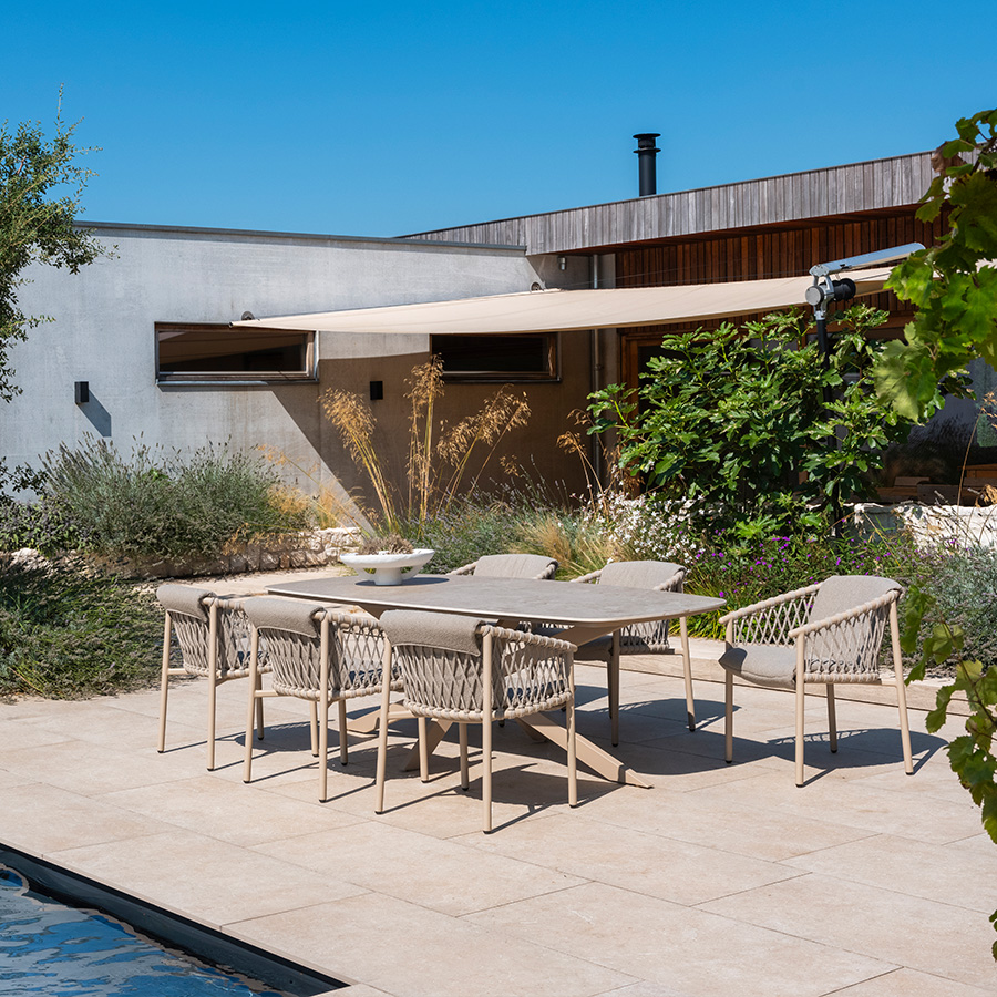 Comedor exterior Prado Barrel Allora para terraza o jardín de 4 Seasons Outdoor Encuéntralo en la mayor tienda de muebles de exterior, terraza y jardín: De Tropen ¡y al mejor precio!
