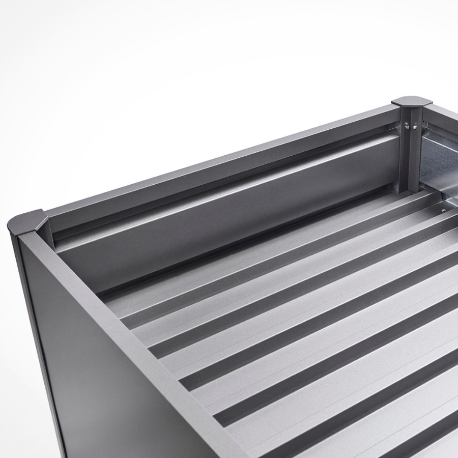 Balda intermedia huerto urbano de Biohort. Foto de producto sobre fondo blanco. Se ve el huerto elevado en gris oscuro y dentro una balda que reduce mucho el fondo del huerto en plata. Encuéntralo en De Tropen, la mayor tienda de muebles de exterior de Málaga.