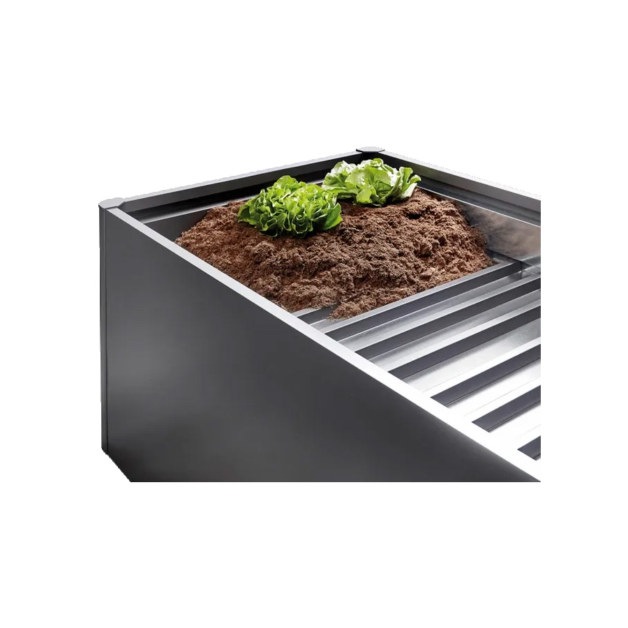 Balda intermedia huerto urbano de Biohort. Foto de producto sobre fondo blanco. Se ve el huerto elevado en gris oscuro y dentro una balda que reduce mucho el fondo del huerto, se ve un poco de arena con dos lechugas. Encuéntralo en De Tropen, la mayor tienda de muebles de exterior de Málaga.