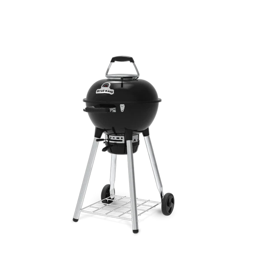 Barbacoa carbón Kettle Premium de Broil King, foto de producto sobre fondo blanco. Amplía tus horizontes con De Tropen®, ven a descubrir las posibilidades de esta potente barbacoa. En la mayor tienda de muebles de jardín de la Costa del Sol, Málaga y Granada.