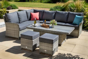 You have a synthetic rattan garden set like the Hartman's Goliath corner bench that appears in the image. Do you want to know how to keep them looking like new? Read the Blog and learn all the tricks.