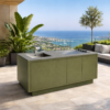 Foto ambiente de la Cocina exterior Primora Hormigón Verde de Secenario Outdoor. Cocina exterior de acero inoxidable en verde con encimera en gris hormigón, integrada en terraza mediterráneo con comedor de exterior. Elegante, profesional y minimalista. Cómpralo online en De Tropen la mayor tienda de muebles de jardín de Málaga.