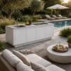 Foto ambiente de la Cocina exterior Primora Hormigón Blanca de Secenario Outdoor. Cocina exterior de acero inoxidable en blanca con encimera en gris hormigón, integrada en terraza mediterráneo con comedor de exterior. Elegante, profesional y minimalista. Cómpralo online en De Tropen la mayor tienda de muebles de jardín de Málaga.