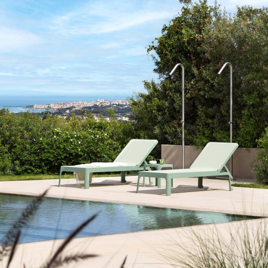 Mesa NET 40 Menta de Nardi. Con el característico patrón calado de rombos de la serie NET. Cómpralo online en De Tropen la mayor tienda de muebles de jardín de Málaga.