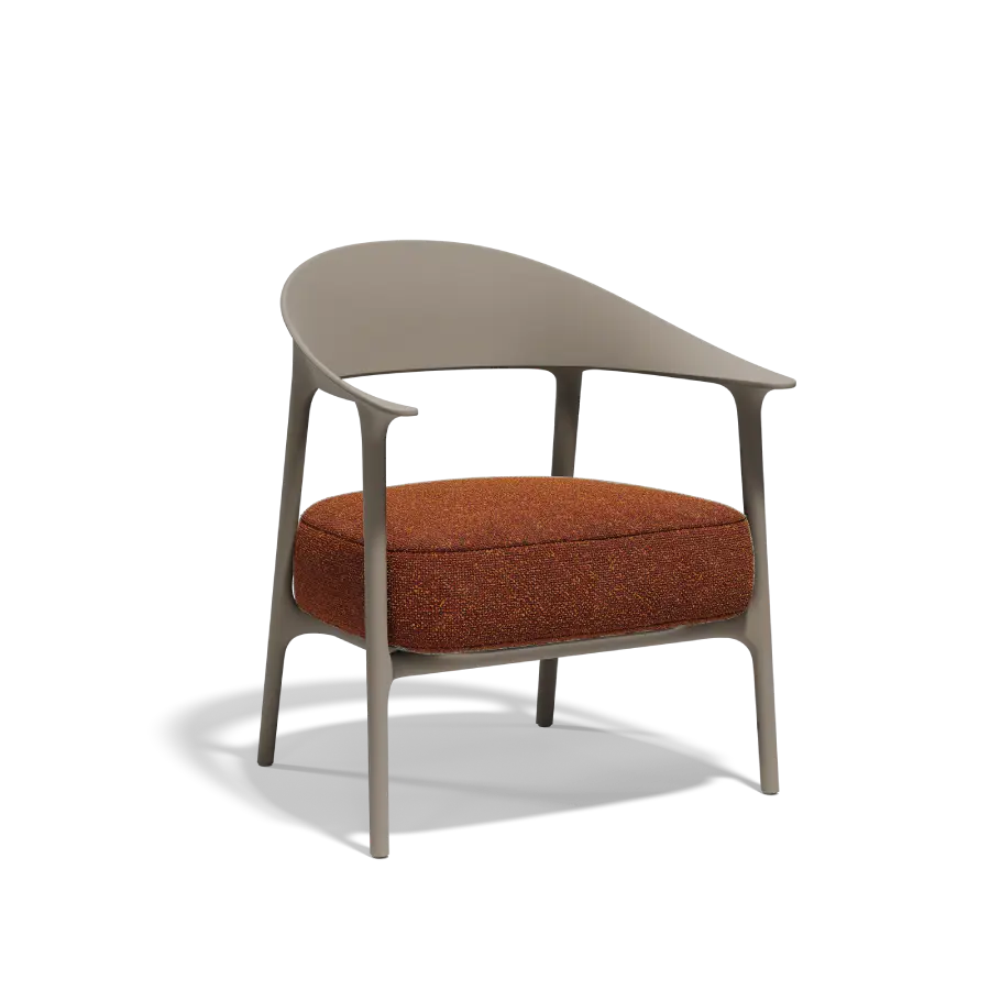 Silla baja Africa Tortora Clay para jardín de Vondom. Diseñado por Eugeni Quitllet, ligero y muy estable. Foto de producto sobre fondo blanco. Cómpralo online en De Tropen la mayor tienda de muebles de exterior de Málaga.
