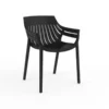 Silla reposabrazos Spritz Negra de Vondom. Con el característico patrón de lamas de la serie Spritz. Cómpralo online en De Tropen la mayor tienda de muebles de jardín de Málaga.