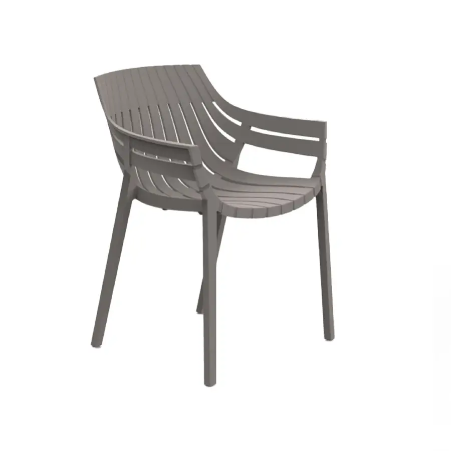Silla reposabrazos Spritz Tortora de Vondom. Con el característico patrón de lamas de la serie Spritz. Cómpralo online en De Tropen la mayor tienda de muebles de jardín de Málaga.