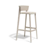 Taburete Africa Ecru para jardín de Vondom. Diseñado por Eugeni Quitllet, ligero y muy estable. Foto de producto sobre fondo blanco. Cómpralo online en De Tropen la mayor tienda de muebles de exterior de Málaga.
