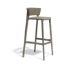 Taburete Africa Tortora para jardín de Vondom. Diseñado por Eugeni Quitllet, ligero y muy estable. Foto de producto sobre fondo blanco. Cómpralo online en De Tropen la mayor tienda de muebles de exterior de Málaga.