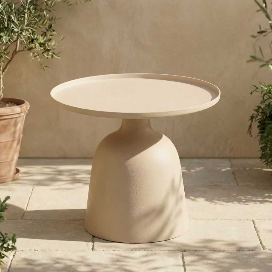 Mesa centro Lansing Kind. Foto de producto sobre fondo ambiente. Cómpralo online en De Tropen la mayor tienda de muebles de exterior de Málaga.