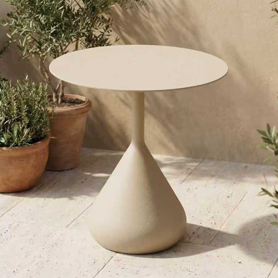 Mesa centro Otto Kind. Foto de producto sobre fondo ambiente. Cómpralo online en De Tropen la mayor tienda de muebles de exterior de Málaga.