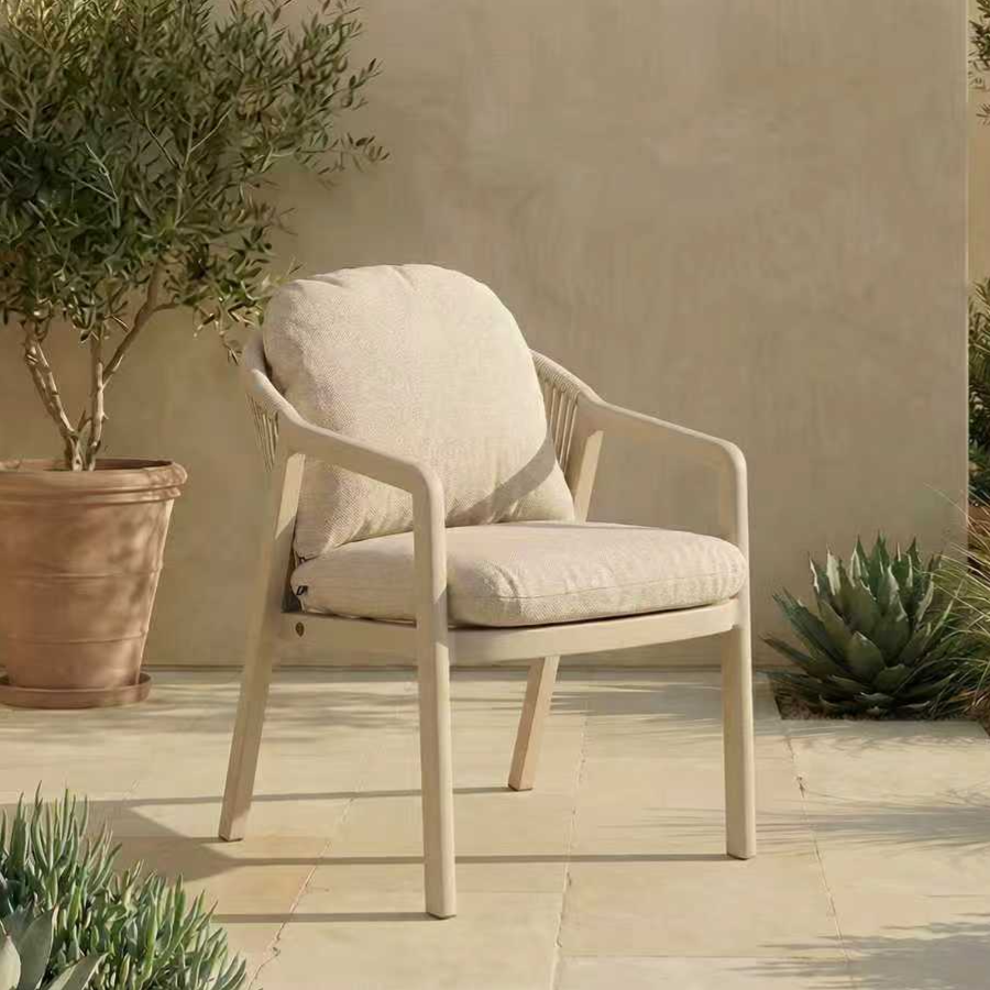 Silla Copenhagen Kind. Foto de producto sobre fondo ambiente. Cómpralo online en De Tropen la mayor tienda de muebles de exterior de Málaga.