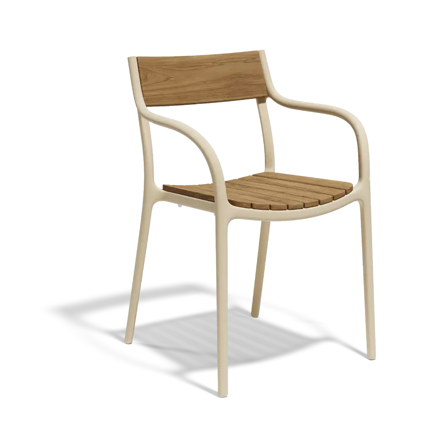 Silla Madison crema de Vondom. Ligera y muy estable. Foto de producto sobre fondo blanco. Cómpralo online en De Tropen la mayor tienda de muebles de exterior de Málaga.