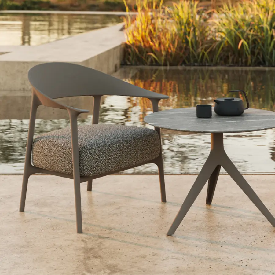 Serie Africa para jardín de Vondom. Diseñado por Eugeni Quitllet, ligero y muy estable. Foto de producto sobre fondo blanco. Cómpralo online en De Tropen la mayor tienda de muebles de exterior de Málaga.